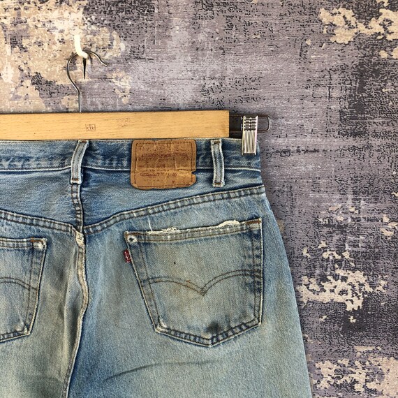 W32 Vintage Levi's 501 Distressed Light Wash Jean… - image 5