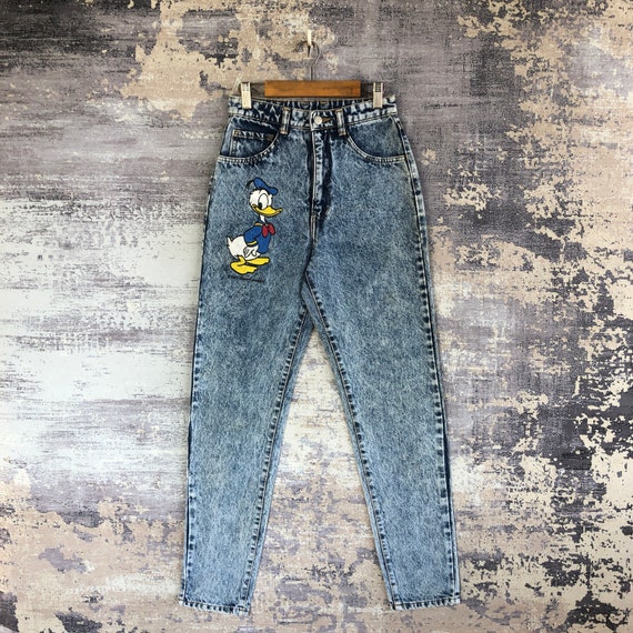 W23 Vintage Donald Duck Jeans XSmall 90s Mujeres Pantalones de cintura alta Disney Cartoon Acid Washed Denim Donald Duck Novia Jeans Tamano 23x28 Etsy Mexico