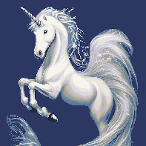 Puede incluir: Un unicornio blanco con un cuerno y una crin plateados se levanta sobre sus patas traseras con la cola ondeando detrás de él. El unicornio está sobre un fondo azul oscuro.
