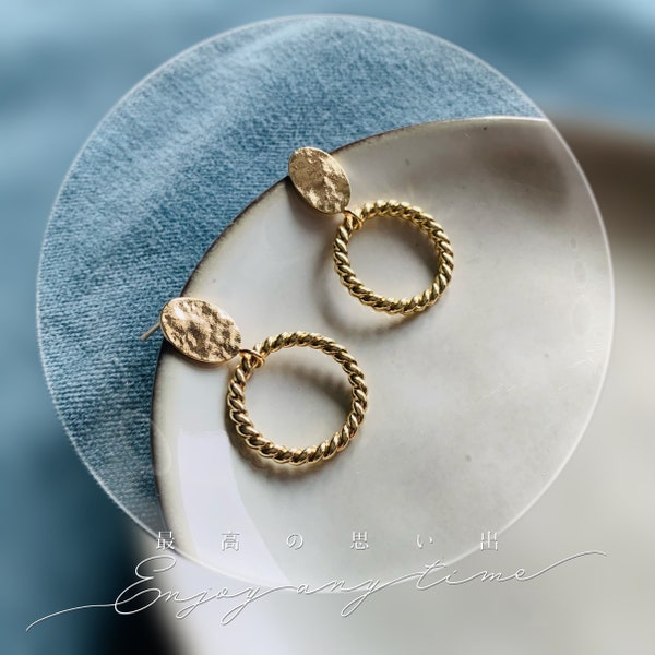 ARYA - Golden hammered plate earrings twisted circle pendant Wedding jewelry Christmas gifts Bridal jewelry