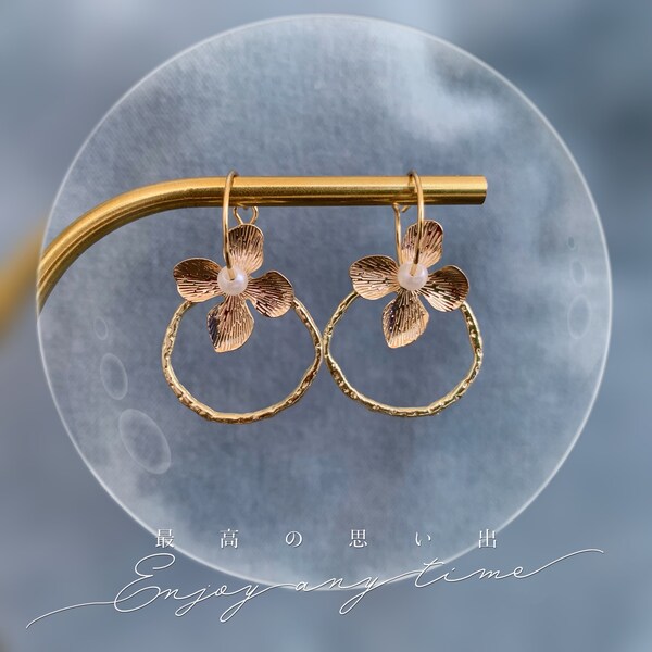 CHLOÉ - Gold hoop earrings hammered flower and pearl Wedding jewelry pearl Bridal jewelry Christmas gift Gift for witnesses