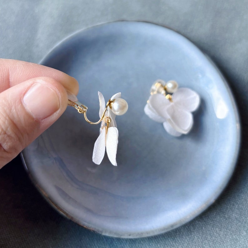 LINARIA Clips doreilles pour oreilles non percées avec perle et hortensias stabilisés blanc Bijoux Mariage Bijoux mariée image 5