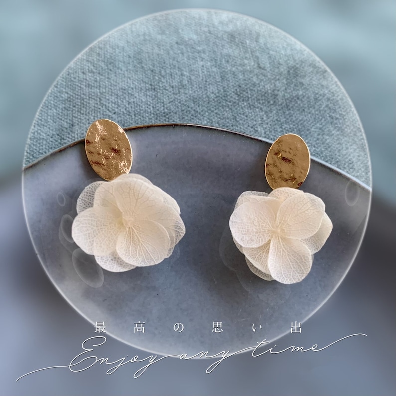 SERENA Boucles d'oreille Clous doreille doré martelé avec pendentif hortensias stabilisés blancs Bijoux Mariage Bijoux Mariée image 4