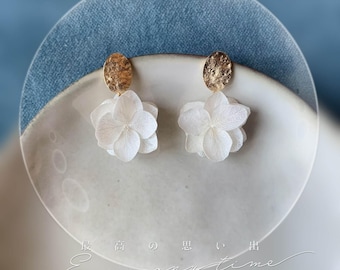 Witte oorbellen met geconserveerde bloemen, bruidsoorbellen met geconserveerde bloemen, chique bruidssieraden - SERENA