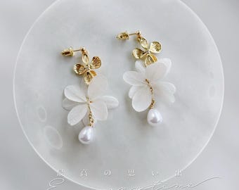 SOFIA - Pendientes de novia con hortensias blancas preservadas y una perla en forma de lágrima. Conjunto de joyería nupcial.