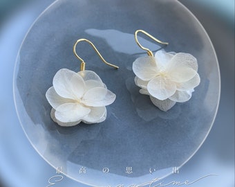 CLARA - Boucles d'oreilles pendantes en hortensias stabilisés blancs Bijoux Mariage Bijoux Mariée