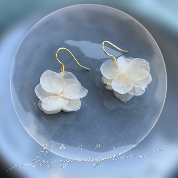 CLARA - Boucles d'oreilles pendantes en hortensias stabilisés blancs Bijoux Mariage Bijoux Mariée