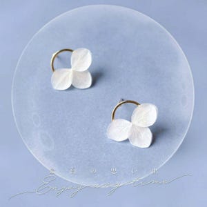 CAMELIA - Weiße stabilisierte Hortensien-Hochzeitsohrringe mit 3 Blütenblättern Hochzeitsschmuck