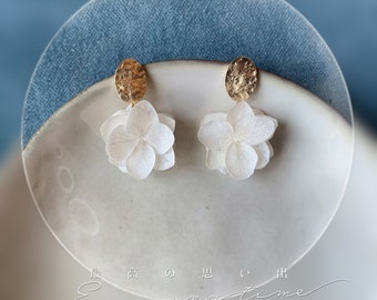 SERENA - Boucles d'oreille Clous d’oreille doré martelé avec pendentif hortensias stabilisés blancs Bijoux Mariage Bijoux Mariée