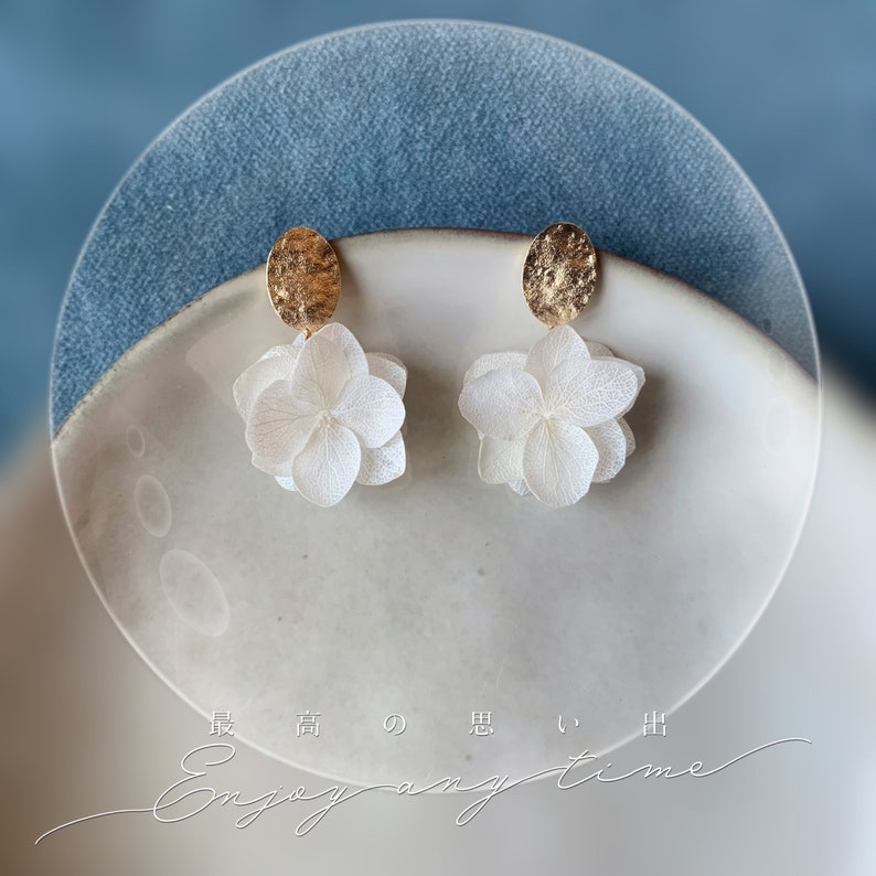 SERENA Boucles d'oreille Clous doreille doré martelé avec pendentif hortensias stabilisés blancs Bijoux Mariage Bijoux Mariée image 1