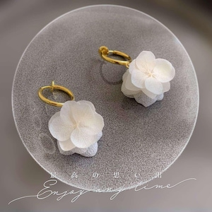 DORA - Boucles d&#39;oreilles clips d&#39;oreilles pour oreilles non percées hortensias stabilisés blanc/crème Bijoux Mariage Bijoux Mariée