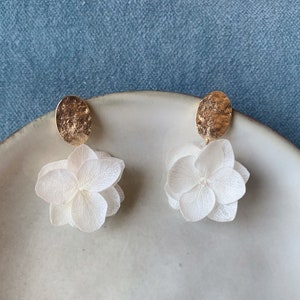 JOYCE Oorclips voor niet-doorboorde oren gehamerd goud met bewaarde wit/crème hortensia hanger Huwelijkssieraden Bruidssieraden afbeelding 5