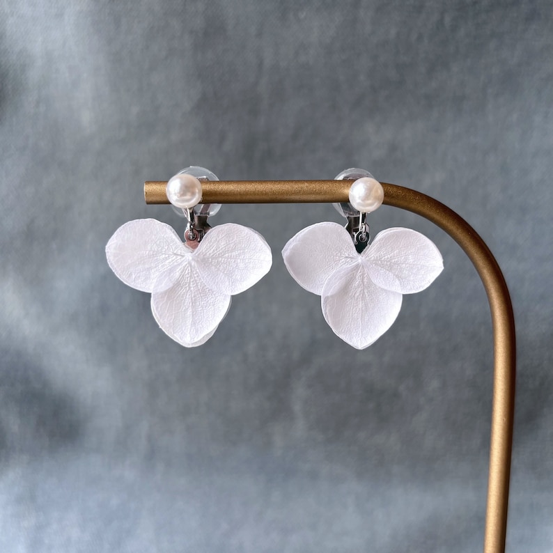 LINARIA Clips doreilles pour oreilles non percées avec perle et hortensias stabilisés blanc Bijoux Mariage Bijoux mariée image 4