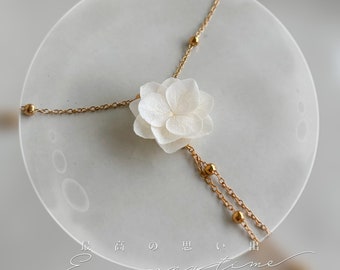 KAYLA - Collier hortensias stabilisés blanc crème avec chaine à billes dorée Bijoux Mariage Bijoux mariée