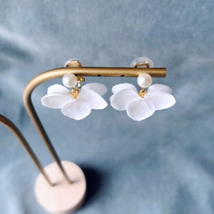 LINARIA Clips doreilles pour oreilles non percées avec perle et hortensias stabilisés blanc Bijoux Mariage Bijoux mariée image 2