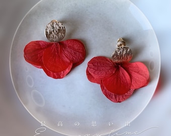 ALESSANDRA - Boucles d’oreille pendantes puces d’oreille dorées ronde brossées avec hortensias stabilisés rouge Bijoux Mariage Bijoux mariée