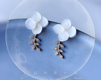 YUNA - Pendientes de boda con flores blancas preservadas y hoja de oro colgante. Joyería nupcial.