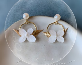 LOUISE - Boucles d'oreilles pendantes puces d’oreille perle et hortensias blanc Bijoux Mariage Bijoux mariée Bijoux demoiselles d’honneur