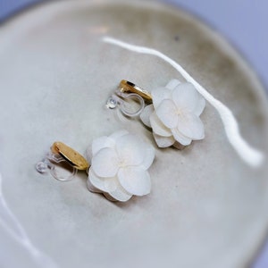 JOYCE Ear clips for non-pierced ears hammered gold with preserved white/cream hydrangea pendant Wedding Jewelry Bridal Jewelry image 4