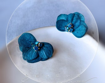 NEELA - Boucles d'oreille avec hortensia stabilisé et strass Bijoux mariage Bijoux témoins Bijoux soirée Bijoux Cocktail