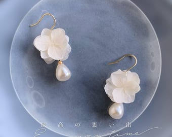 PAULINE - Wedding earrings with preserved white hydrangea flower and pearl. Wedding Jewelry. Bridal Jewelry.