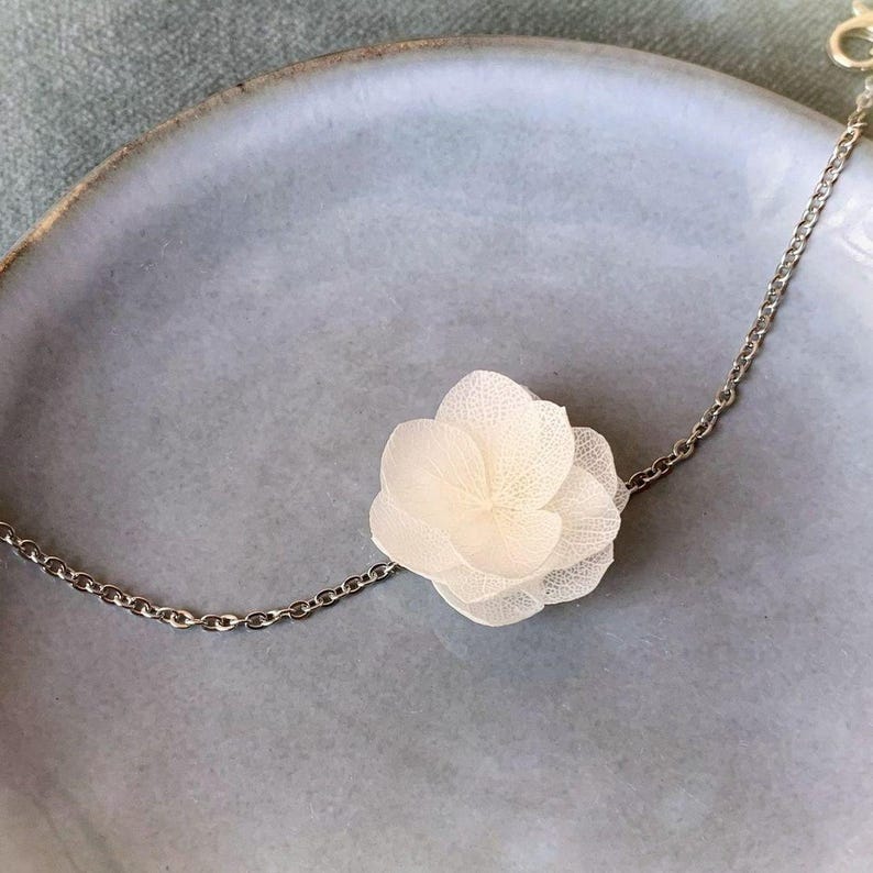 Accessoires mariage Hana&Alice : bracelet en hortensias stabilisés, un bijou chic et raffiné pour compléter votre tenue de mariée.