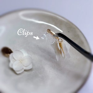JOYCE Oorclips voor niet-doorboorde oren gehamerd goud met bewaarde wit/crème hortensia hanger Huwelijkssieraden Bruidssieraden afbeelding 3