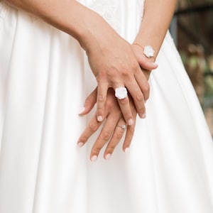 Bracelet de mariage fait main en hortensias stabilisés, signé Hana&Alice, un bijou chic pour une mariée lumineuse.