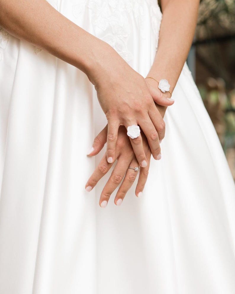Bracelet de mariage fait main en hortensias stabilisés, signé Hana&Alice, un bijou chic pour une mariée lumineuse.