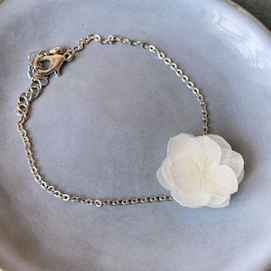 Bijoux mariage Hana&Alice : bracelet élégant en pétales d’hortensias stabilisés blanc crème, idéal pour une ambiance romantique.