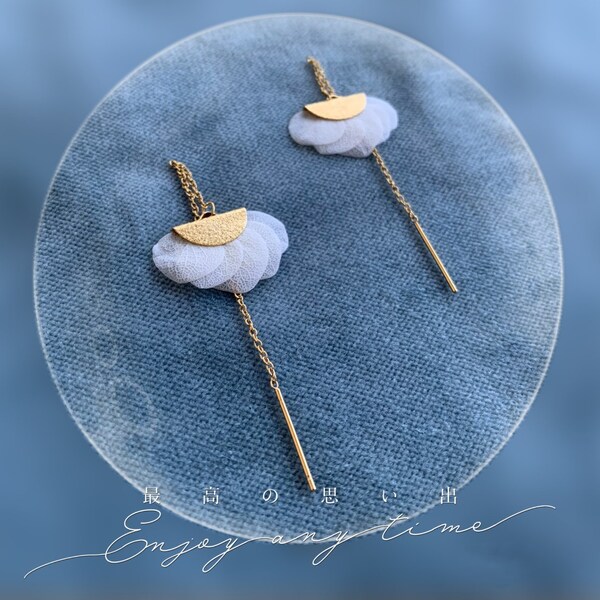 LUNA - Boucles d'oreilles pendantes éventail en hortensias stabilisés blancs/crème avec chaine traversante (fil d’oreille) Bijoux Mariage