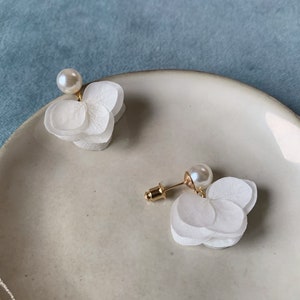 NYMPHÉA Boucles doreilles pendantes perle et hortensias stabilisés blanc Bijoux Mariage Bijoux mariée image 2