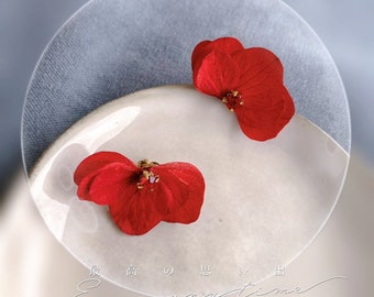 MAHINA - Stud earrings with preserved red hydrangeas and rhinestones Wedding jewelry Bridal jewelry Valentine's Day gift