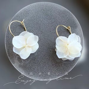 ALICE - White stabilized hydrangea dangling earrings Wedding Jewelry Bridal Jewelry