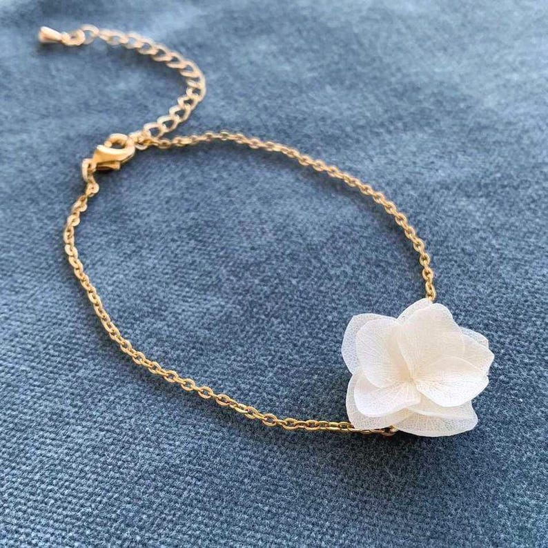 Bijoux mariage Hana&Alice : bracelet floral fait main avec pétales stabilisés blanc crème, pour un style romantique.