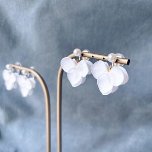 LINARIA Clips doreilles pour oreilles non percées avec perle et hortensias stabilisés blanc Bijoux Mariage Bijoux mariée image 3