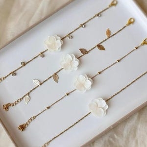 Parure de bijoux mariage raffinée : bracelet en fleurs d’hortensias stabilisées blanches, parfait pour une mariée élégante.