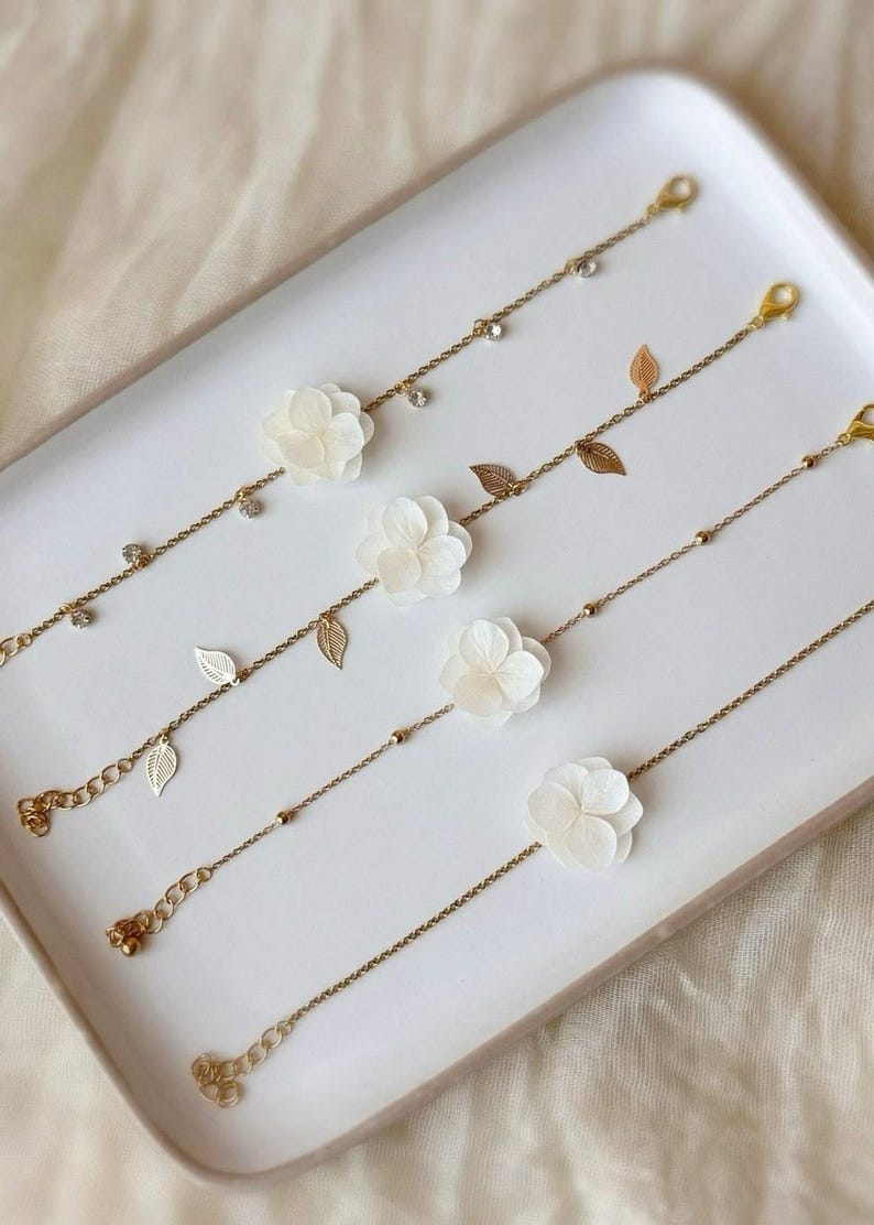 Parure de bijoux mariage raffinée : bracelet en fleurs d’hortensias stabilisées blanches, parfait pour une mariée élégante.