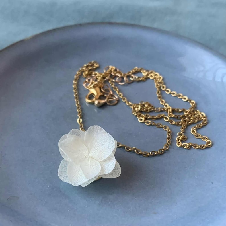 Collier mariage AGATHE hortensia stabilisé blanc