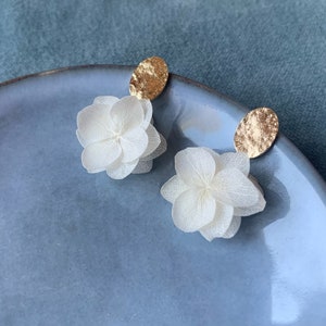 SERENA Hammered gold stud earrings with white preserved hydrangea pendant Wedding Jewelry Bridal Jewelry image 2