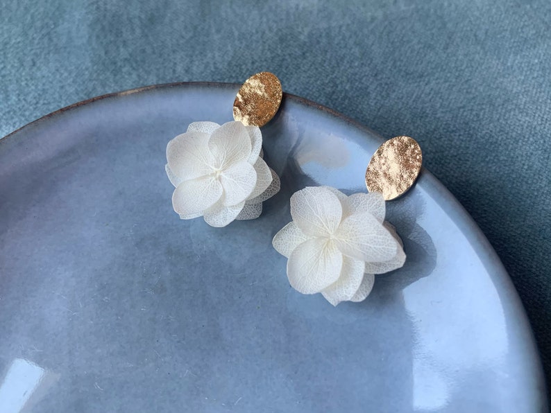 SERENA Hammered gold stud earrings with white preserved hydrangea pendant Wedding Jewelry Bridal Jewelry image 2