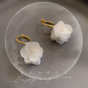 DORA - Boucles d'oreilles clips d'oreilles pour oreilles non percées hortensias stabilisés blanc/crème Bijoux Mariage Bijoux Mariée