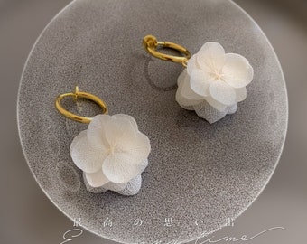 DORA - Pendientes de clip para orejas no perforadas hortensias preservadas blanco/crema Joyería de boda Joyería nupcial