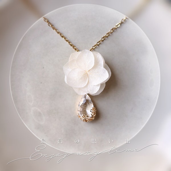 LAURA - Collier hortensias stabilisés blanc et breloque cristal goutte Bijoux Mariage Bijoux mariée