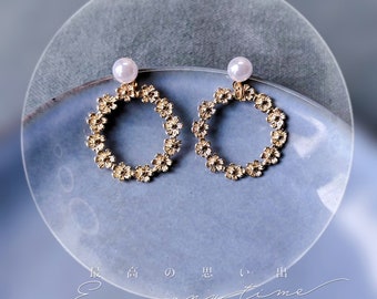 HANAKO - Kreolische Ohrringe mit Perlen und goldenen Blumen, Perlenhochzeitsschmuck, Brautschmuck, Weihnachtsgeschenk, Geschenk für Trauzeugen