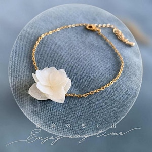 Bijoux mariage fait main : bracelet en hortensias stabilisés blanc crème, parfait pour ajouter une touche naturelle et poétique à votre tenue.