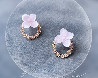 HANA - Boucles d'oreilles avec créole fleurie dorée et hortensias stabilisés blanc crème Bijoux Mariage Bijoux Mariéee