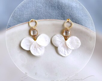 AYANA - Witte oorbellen met geconserveerde hortensiabloem, bruidssieraden, trouwsieraden