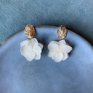 SERENA Boucles d'oreille Clous doreille doré martelé avec pendentif hortensias stabilisés blancs Bijoux Mariage Bijoux Mariée image 3