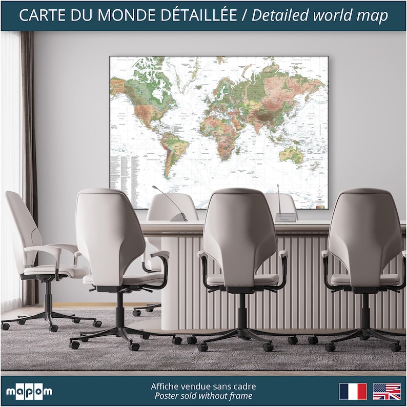 Pode incluir: Um p&ocirc;ster de mapa-m&uacute;ndi detalhado em uma moldura branca, pendurado em uma parede de uma sala de confer&ecirc;ncias. O mapa &eacute; impresso em tons de verde e marrom, com linhas brancas para as fronteiras e os rios. O p&ocirc;ster est&aacute; pendurado sobre uma mesa com quatro cadeiras de escrit&oacute;rio brancas.